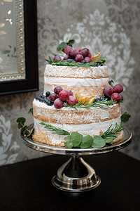 美丽的双层婚礼蛋糕图片