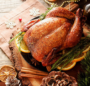 烤鸡或火鸡用于圣诞晚餐和图片