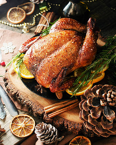 烤鸡或火鸡用于圣诞晚餐和图片