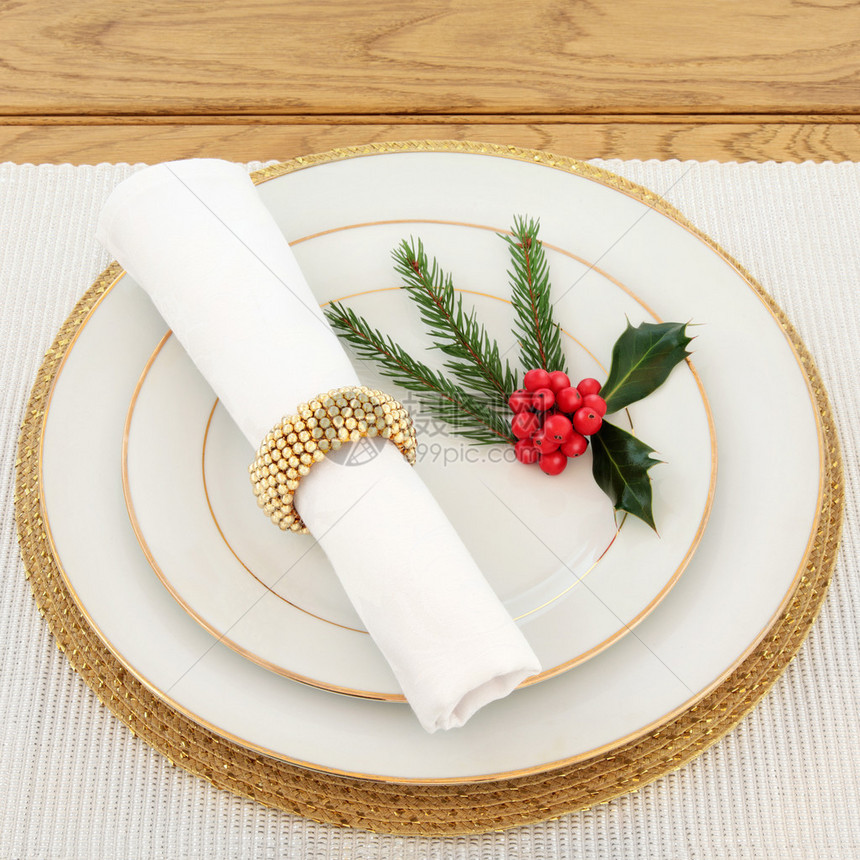圣诞晚宴地点设置板餐巾和金环图片