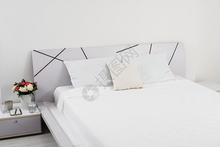 室内白色卧室旅馆房间床上的新图片