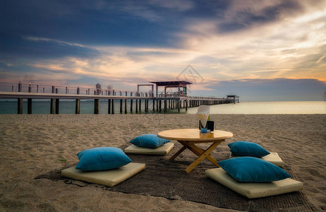 异国情调的暮光餐厅座位在海滩上有选择图片