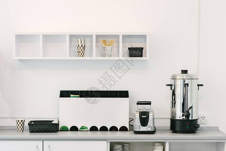 现代豪华高档黑白色厨房图片