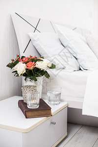 室内白色卧室床上新床单舒适的家睡桌装图片