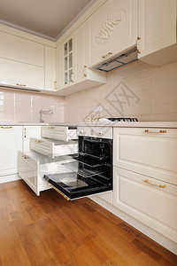 现代经典奶油彩色厨房电烤炉和一图片