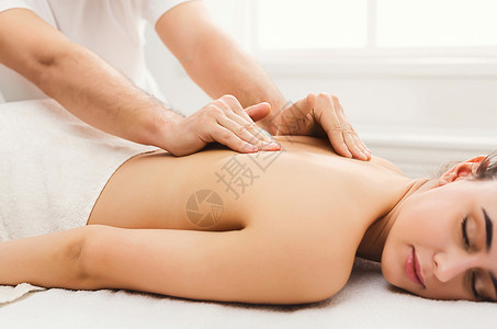 手按摩女背部和肩膀水疗沙龙的专业身体护理或放松程序保健美图片