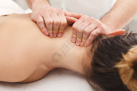 手按摩女肩膀水疗沙龙的专业身体护理或放松程序保健美图片