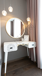 现代房间化妆的控制台镜子图片