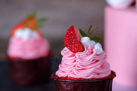 粉红色奶油草莓纸杯蛋糕图片