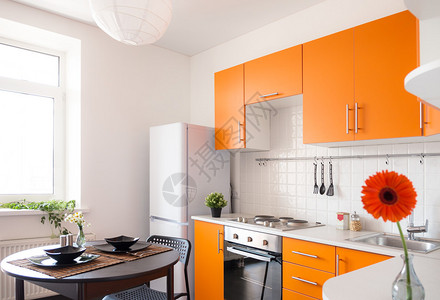 有橙色家具的当代厨房图片