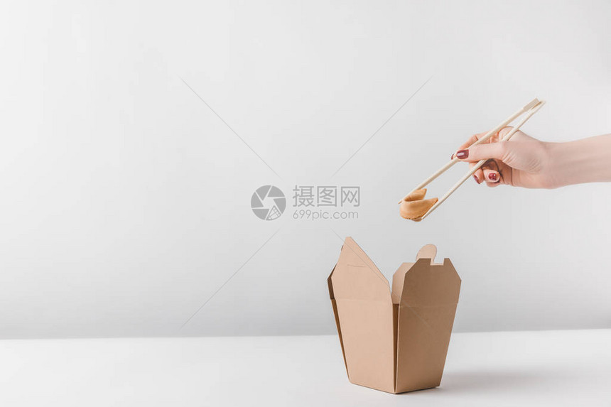 女拿着幸运饼干和筷子的女形象图片