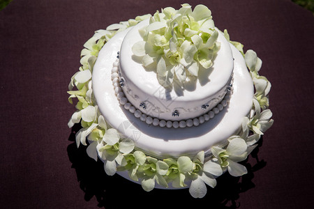 白色鲜花结婚蛋糕图片