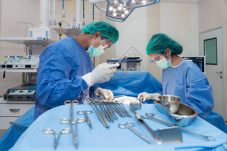 亚洲医生和医院外科静脉血管手术诊所的手术室助理图片