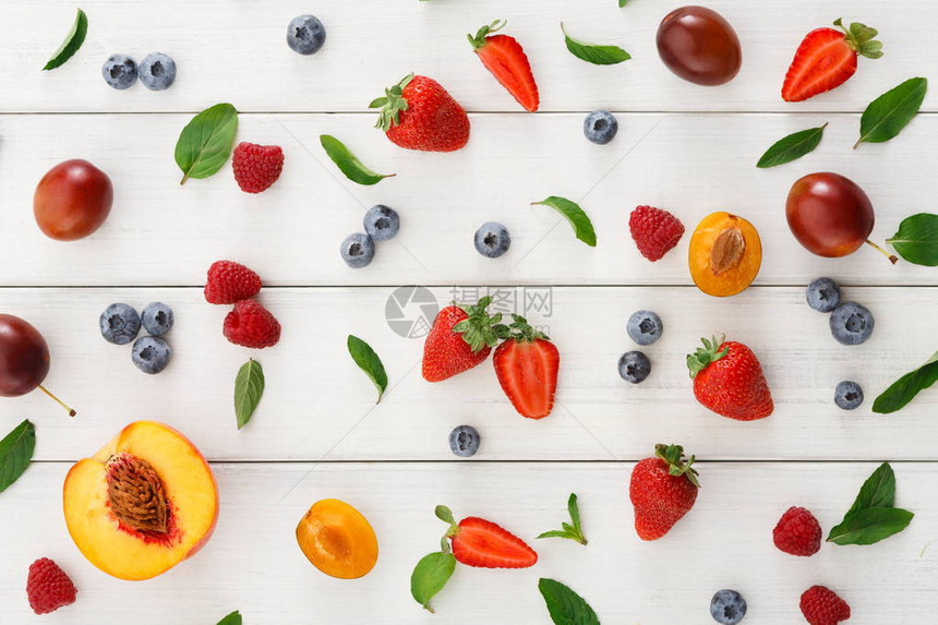 有机浆果背景混合白色木制桌顶的新鲜草莓梅李子树莓桃子蓝莓图片
