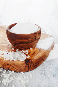木碗里的米粉木切板上的米无糖大米图片