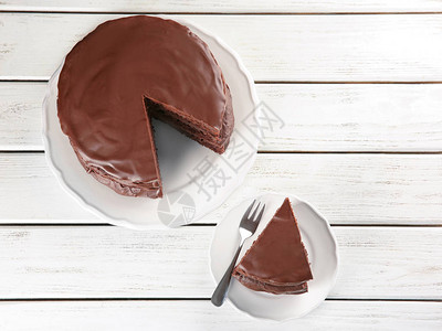 木桌上的美味巧克力蛋糕图片