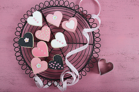 浪漫的心形粉色白色和黑色饼干图片
