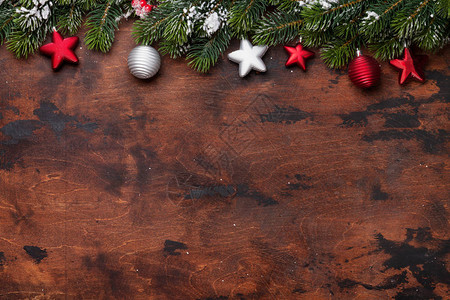 圣诞枞树枝上覆盖着雪和木制背景的装饰顶视图圣诞节背景与图片