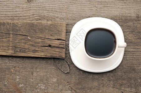 在旧木头上有木牌的白咖啡高清图片