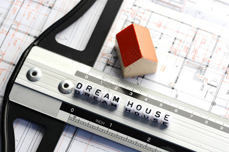 新房子项目与梦想的房子文本在标尺上背景中的建筑计图片