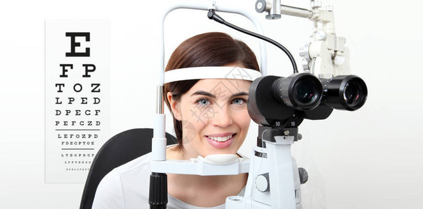 妇女笑着做视力测量用切割灯和白色的图片
