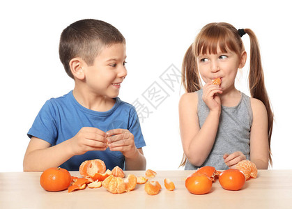 在白底桌边吃柑橘子水果的可图片