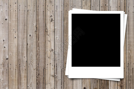 棕色木板上空白照片图片
