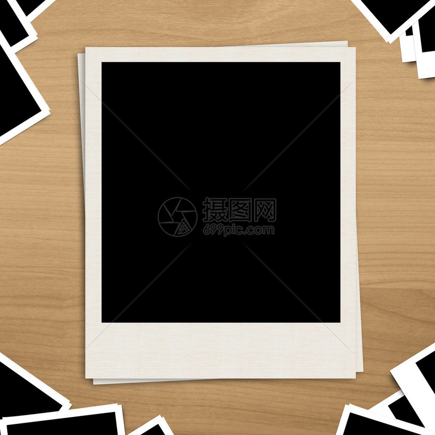棕色木制背景上的空白相框图片