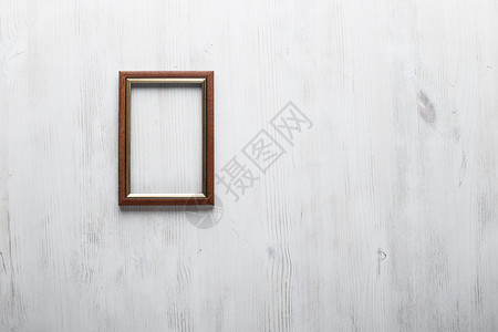 白墙上的木制相框图片