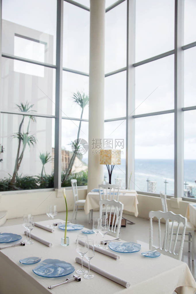 现代设计的海景餐厅图片