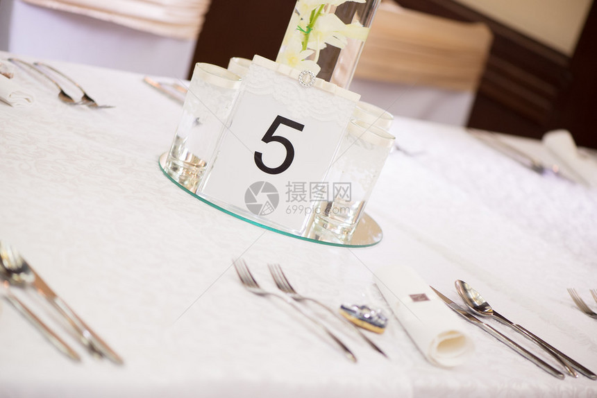 在婚宴的桌子上放置设和卡片图片