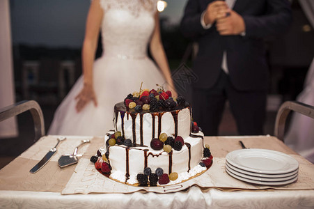甜美的白色婚礼蛋糕桌上有图片