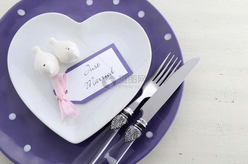 紫色主题婚礼桌位配有心脏形状图片
