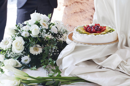 婚礼蛋糕和花束图片