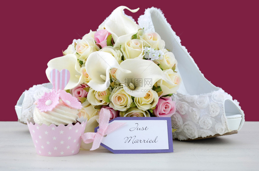 6月新娘概念与纸杯蛋糕白鞋和鲜花在白色破旧的黑衣桌和马图片