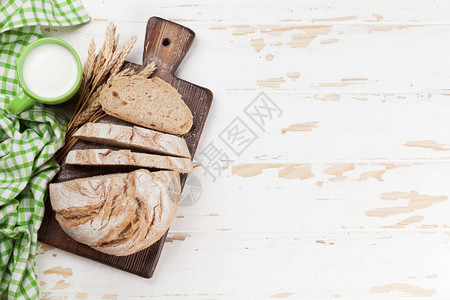 木背景上自制的地壳面包和牛奶杯您文图片