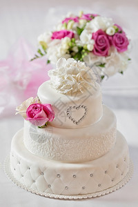 传统婚礼蛋糕和新娘捧花图片