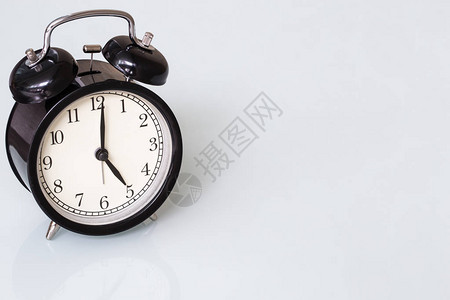 复古风格的黑色钟时间在5点钟在白色背景上图片
