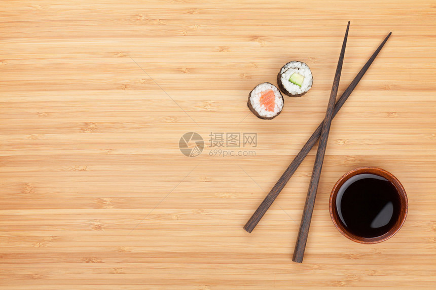 桌子上的寿司和蘸料图片