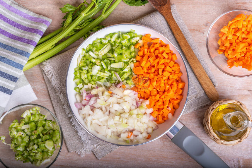煮胡萝卜和切菜洋葱蔬菜敷料米雷波利斯或Soffritt图片