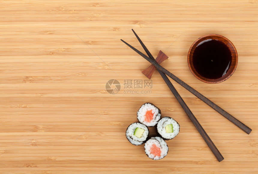 桌子上的寿司和蘸料图片