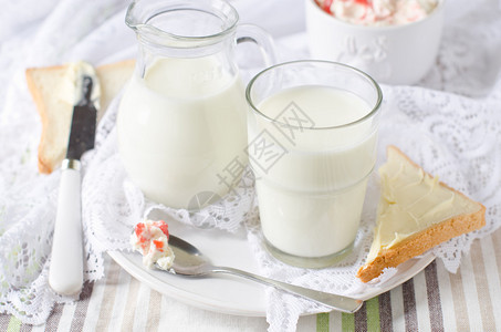牛奶和干酪早餐图片