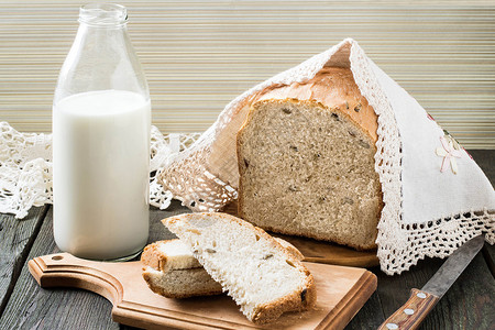 俄罗斯全草原自制小麦面包图片