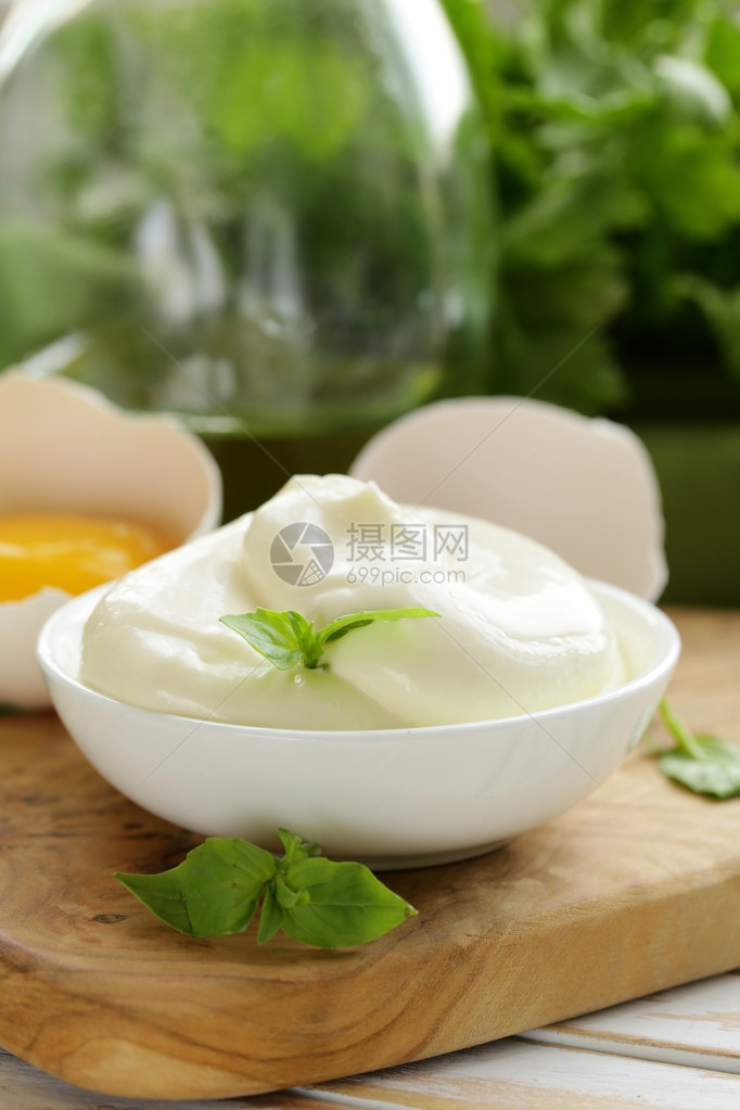 白碗中的天然蛋黄酱图片