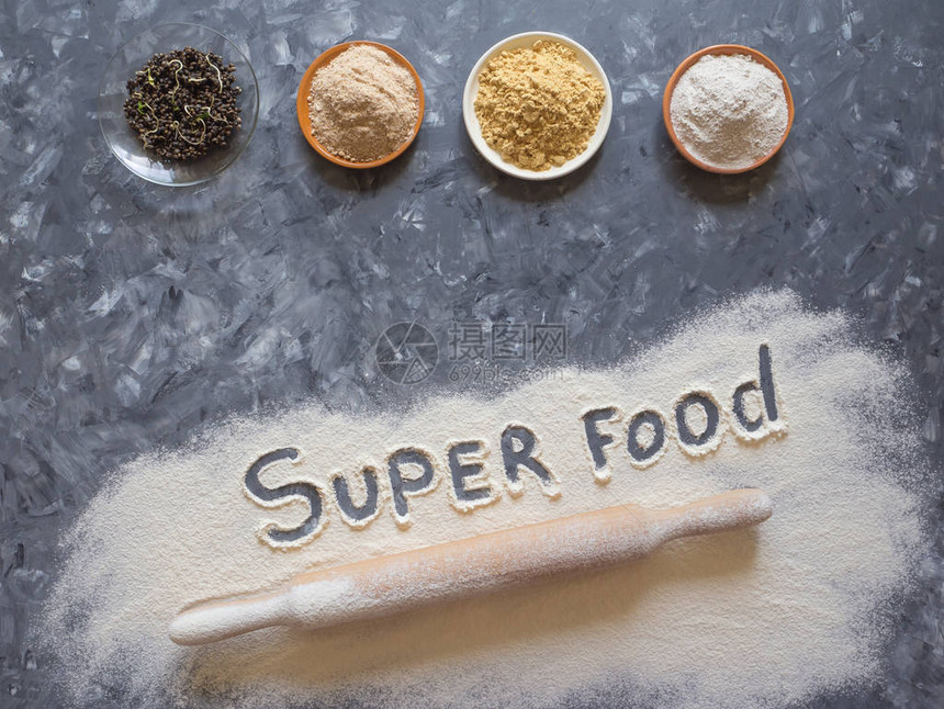 各种超食品和灰色桌上的超级食品字样图片