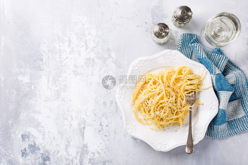 意大利面意大利面bianco配佩科里诺奶酪具有文本复制空间的健康食品概念图片