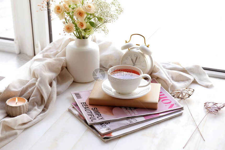 一杯热茶有书和杂图片