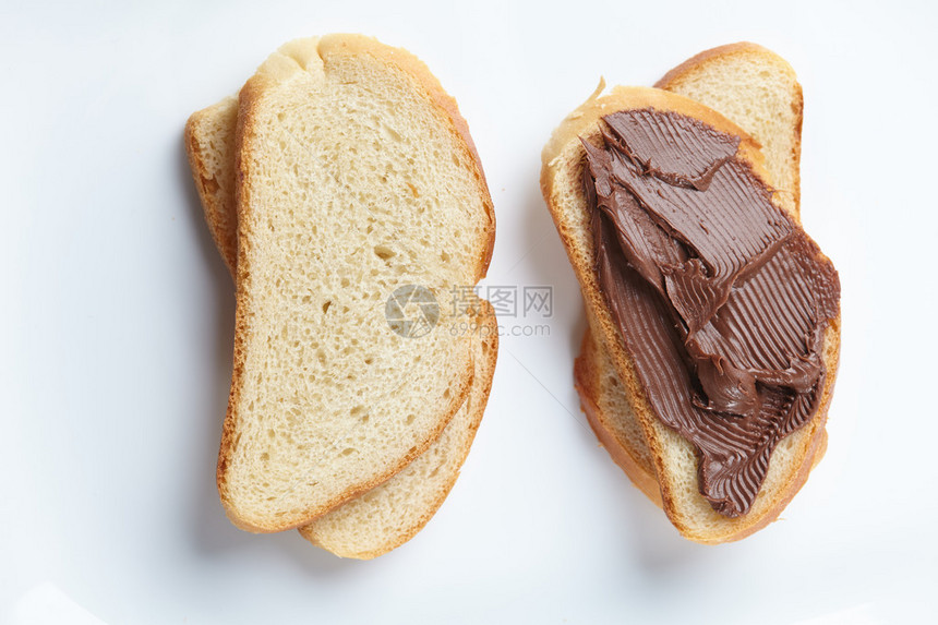 白桌上的巧克力奶油面包图片