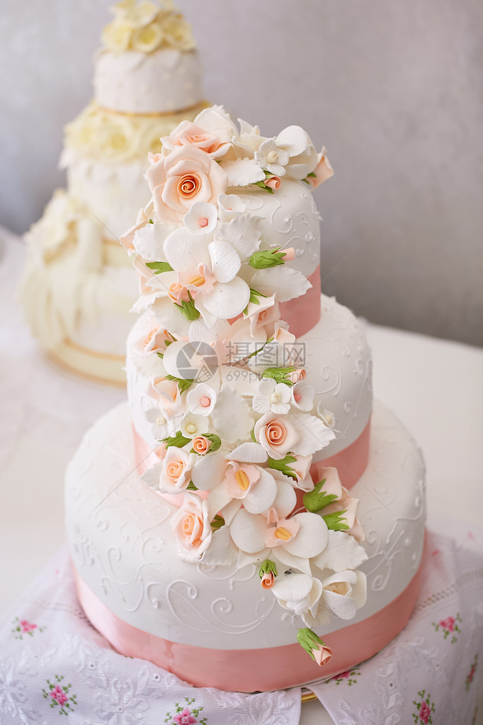 美丽的花朵结婚蛋糕图片