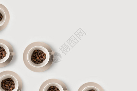 白色表面咖啡杯成分中的咖啡图片